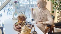 Terakhir ada momennya saat Anissa Aziza saat beribadah ke Mekkah. Kemudian, ia mampir ke sebuah kafe untuk menikmati teh. Foto: Instagram @anissaazziza