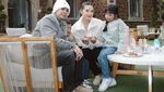 Kompaknya Anissa Aziza dan Raditya Dika Kulineran di Australia dan Mekkah