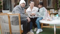 Tak kalah seru momen Anissa Aziza dan Raditya Dika, mengajak anak-anaknya nongkrong di kafe yang ada di Australia dan memesan menu kue strawberry. Foto: Instagram @anissaazziza
