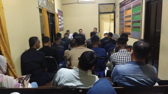 Belasan pelajar saat dikumpulkan di Polsel Sedayu, Bantul, usai terciduk warga konvoi sembari membawa ikat pinggang modifikasi, Senin (5/5/2025).