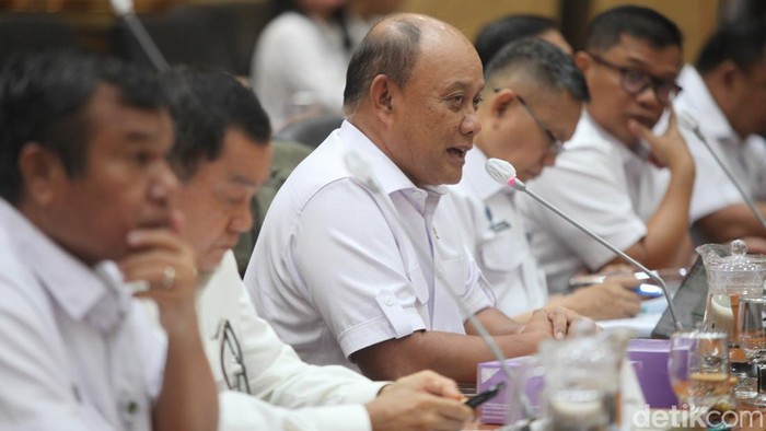 Kepala Badan Gizi Nasional (BGN), Dadan Hindayana, berbicara saat rapat bersama Komisi IX DPR RI di Senayan, Jakarta Pusat, Selasa (6/5/2025).  Ia menyampaikan bahwa pihaknya membutuhkan anggaran sebesar Rp 116,6 triliun untuk menjalankan program Makan Bergizi Gratis (MBG) pada 2025. Dari total kebutuhan itu, BGN masih membutuhkan tambahan dana sekitar Rp 50 triliun karena saat ini baru tersedia Rp 71 triliun.
