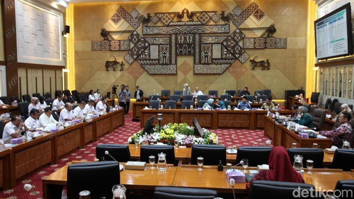 Kepala Badan Gizi Nasional (BGN), Dadan Hindayana, berbicara saat rapat bersama Komisi IX DPR RI di Senayan, Jakarta Pusat, Selasa (6/5/2025).  Ia menyampaikan bahwa pihaknya membutuhkan anggaran sebesar Rp 116,6 triliun untuk menjalankan program Makan Bergizi Gratis (MBG) pada 2025. Dari total kebutuhan itu, BGN masih membutuhkan tambahan dana sekitar Rp 50 triliun karena saat ini baru tersedia Rp 71 triliun.
