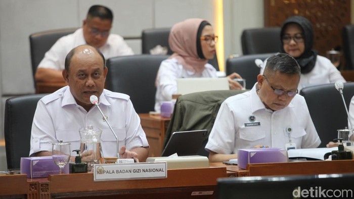 Kepala Badan Gizi Nasional (BGN), Dadan Hindayana, berbicara saat rapat bersama Komisi IX DPR RI di Senayan, Jakarta Pusat, Selasa (6/5/2025).  Ia menyampaikan bahwa pihaknya membutuhkan anggaran sebesar Rp 116,6 triliun untuk menjalankan program Makan Bergizi Gratis (MBG) pada 2025. Dari total kebutuhan itu, BGN masih membutuhkan tambahan dana sekitar Rp 50 triliun karena saat ini baru tersedia Rp 71 triliun.