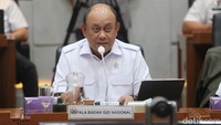 Kepala Badan Gizi Nasional (BGN), Dadan Hindayana, berbicara saat rapat bersama Komisi IX DPR RI di Senayan, Jakarta Pusat, Selasa (6/5/2025).  Ia menyampaikan bahwa pihaknya membutuhkan anggaran sebesar Rp 116,6 triliun untuk menjalankan program Makan Bergizi Gratis (MBG) pada 2025. Dari total kebutuhan itu, BGN masih membutuhkan tambahan dana sekitar Rp 50 triliun karena saat ini baru tersedia Rp 71 triliun.  