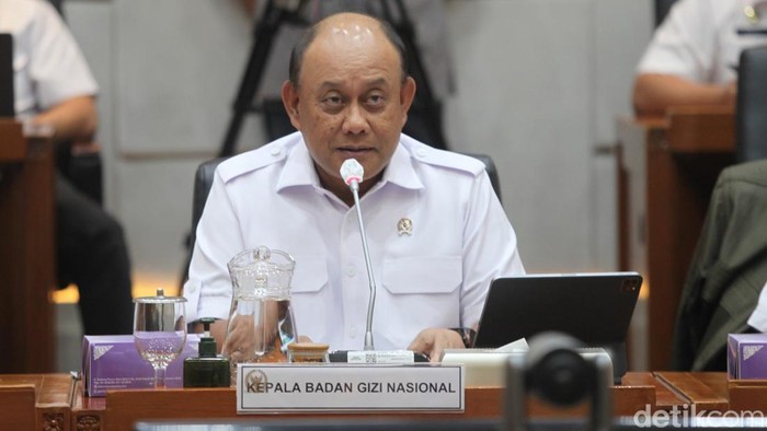 Kepala Badan Gizi Nasional (BGN), Dadan Hindayana, berbicara saat rapat bersama Komisi IX DPR RI di Senayan, Jakarta Pusat, Selasa (6/5/2025).  Ia menyampaikan bahwa pihaknya membutuhkan anggaran sebesar Rp 116,6 triliun untuk menjalankan program Makan Bergizi Gratis (MBG) pada 2025. Dari total kebutuhan itu, BGN masih membutuhkan tambahan dana sekitar Rp 50 triliun karena saat ini baru tersedia Rp 71 triliun.