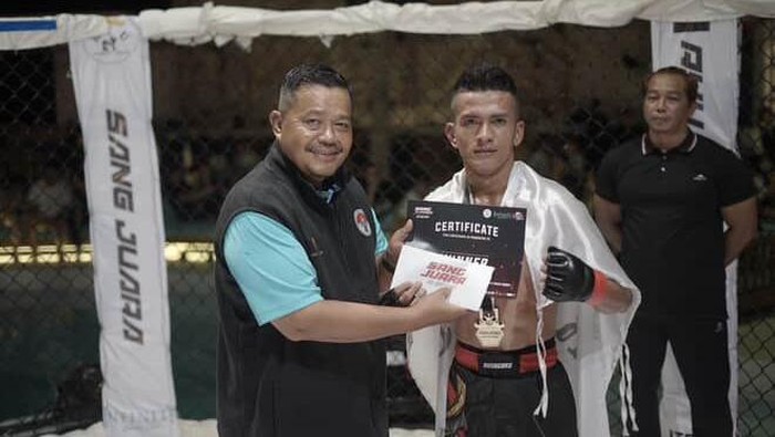 Bharada Rolling Stone Purba juara MMA di Batam (Foto: Istimewa)