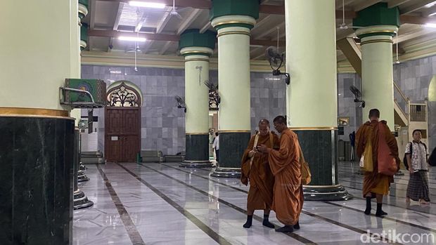 Para biksu thudong mengunjungi Masjid Kauman Semarang, Kecamatan Semarang Selatan, Selasa (6/5/2025).