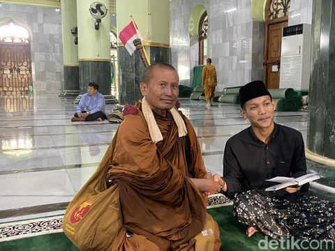 Para biksu thudong mengunjungi Masjid Kauman Semarang, Kecamatan Semarang Selatan, Selasa (6/5/2025).