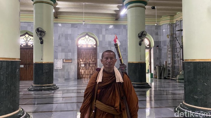 Para biksu thudong mengunjungi Masjid Kauman Semarang, Kecamatan Semarang Selatan, Selasa (6/5/2025).
