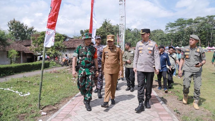 Bupati Jember Muhammad Fawait berkolaborasi dengan TNI dalam program TNI Manunggal Membangun Desa dalam mengentas kemiskinan.
