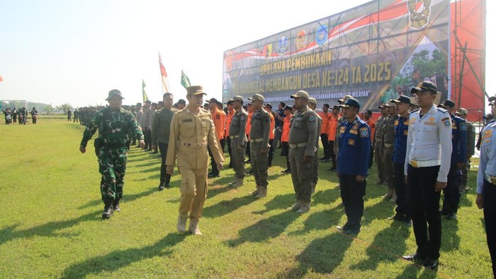 Bupati Lamongan Yuhronur Efendi membuka TNI Manunggal Membangun Desa (TMMD) ke 124 tahun 2025 di Desa Kebalankulon, Kecamatan Sekaran