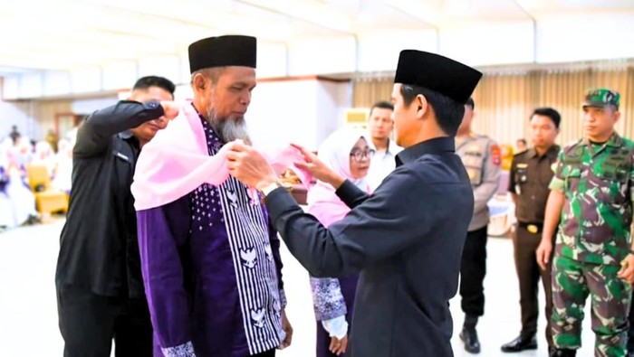 Bupati Nunukan H. Irwan Sabri (Kanan) saat melepas 111 calon jemaah haji kloter 7 Kabupaten Nunukan.