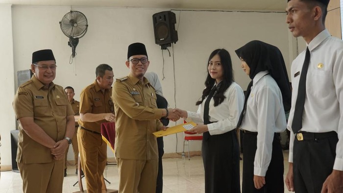Bupati OKU Teddy Meilwansyah menyerahkan petikan keputusan pengangkatan ASN.