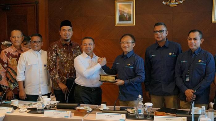 Bupati Pelalawan Zukri bersama Gubernur Riau saat temui PLN di Jakarta. (Dok Istimewa)