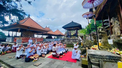 Bupati Sedana Arta memimpin persembahyangan di pura menjelang HUT ke-821 Kota Bangli, Selasa (6/5/2025).