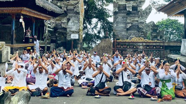 Bupati Sedana Arta memimpin persembahyangan di pura menjelang HUT ke-821 Kota Bangli, Selasa (6/5/2025).