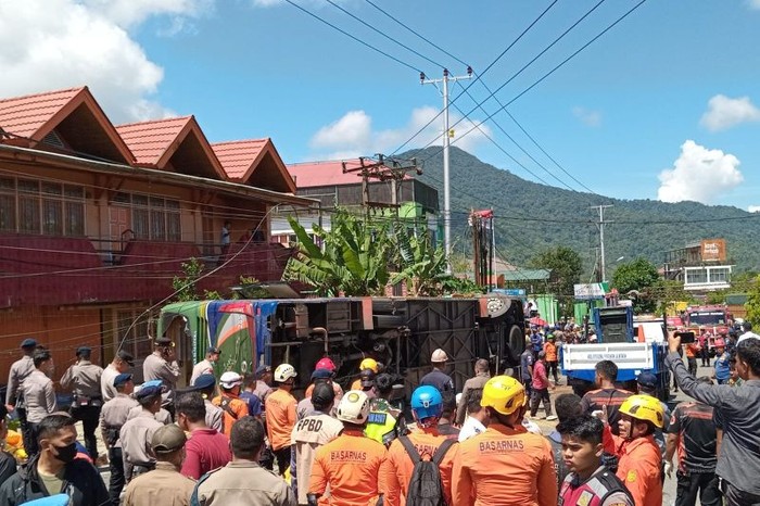 Bus ALS sedang dievakuasi oleh gabungan petugas di Padang Panjang. Pada kecelakaan itu menyebabkan 12 orang tewas dan 23 orang mengalami luka-luka, Selasa (6/5/2025). ANTARA/Isril.