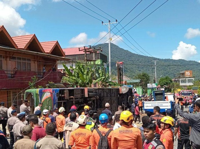 Bus ALS sedang dievakuasi oleh gabungan petugas di Padang Panjang. Pada kecelakaan itu menyebabkan 12 orang tewas dan 23 orang mengalami luka-luka, Selasa (6/5/2025). ANTARA/Isril.