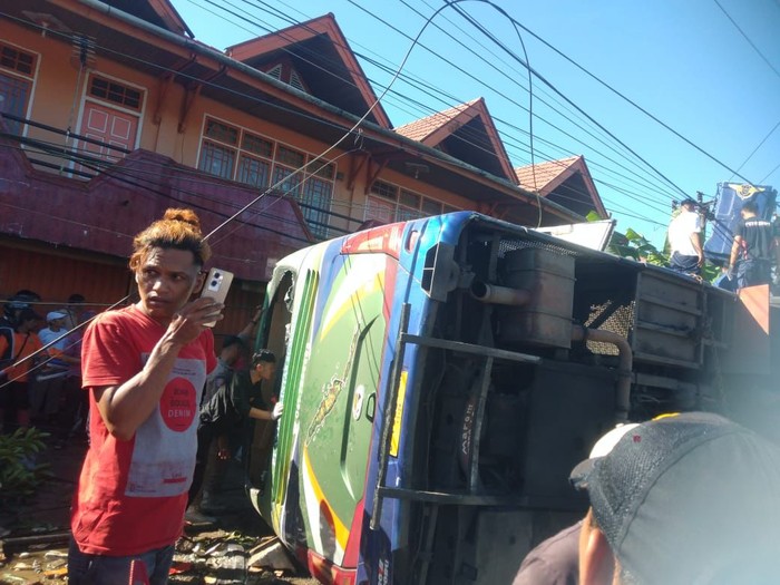 Bus ALS Terjepit di Padang Panjang, Sumbar. (Istimewa)