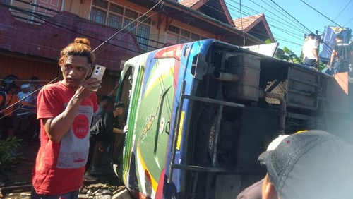 Bus ALS Terjepit di Padang Panjang, Sumbar. (Istimewa)
