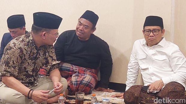 Cak Imin dan Hanif Dhakiri di rumah duka Alamuddin Dimyati Rois, Kendal, Selasa (6/4/2025).