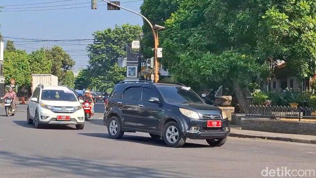 Calon jemaah haji dijemput mobil dinas Pemkab Purwakarta