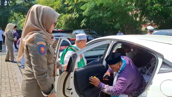 Calon jemaah haji dijemput mobil dinas Pemkab Purwakarta