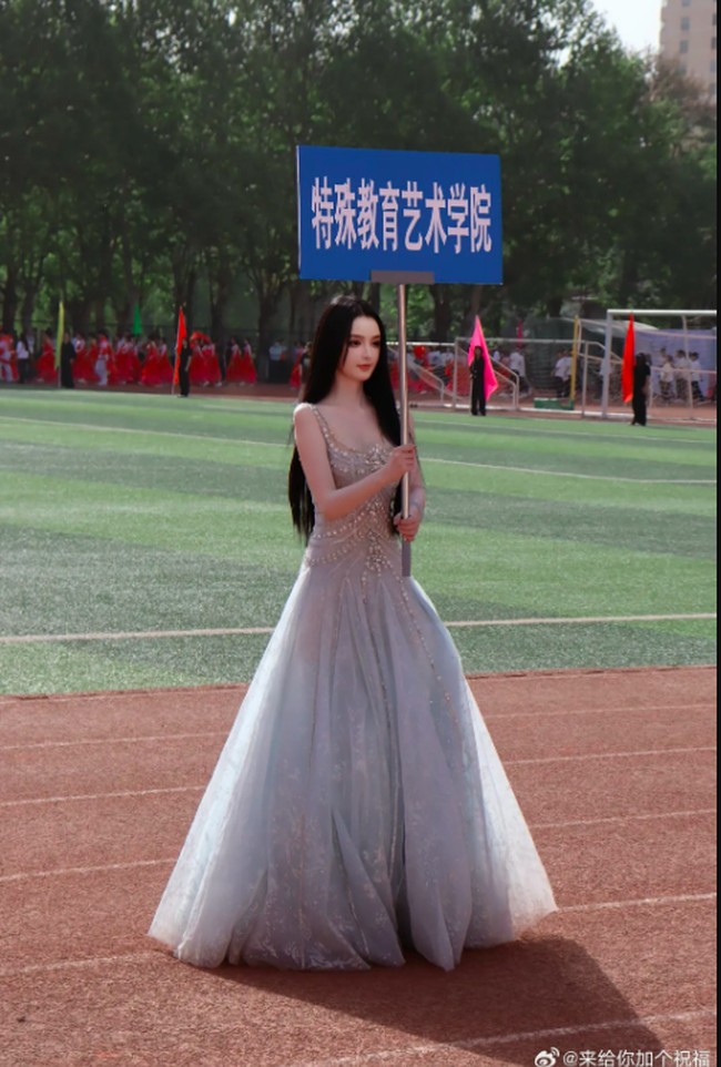 Chenyue sendiri jadi viral setelah ikut marching band di kampusnya untuk sebuah acara olahraga. Dalam video, ia mengenakan dress putih bak gaun pengantin dengan rambut hitam tergerai.  Foto: Weibo