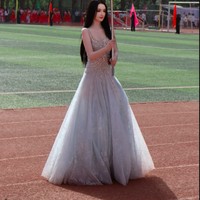 Chenyue sendiri jadi viral setelah ikut marching band di kampusnya untuk sebuah acara olahraga. Dalam video, ia mengenakan dress putih bak gaun pengantin dengan rambut hitam tergerai.  Foto: Weibo