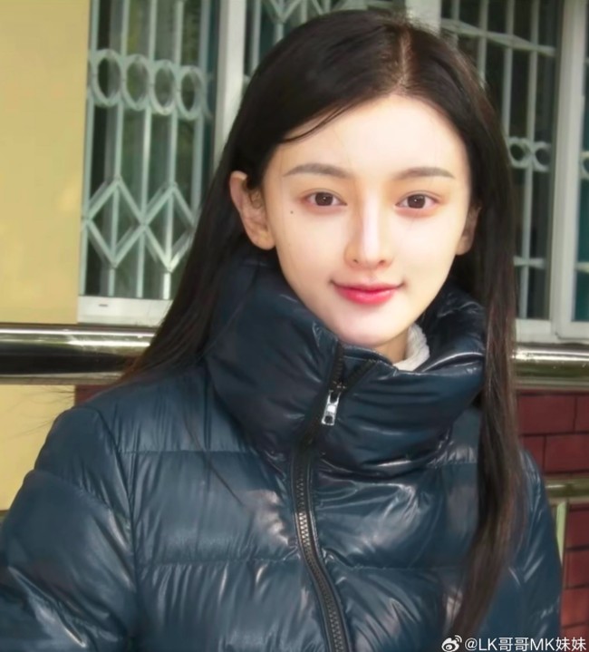 Chenyue sendiri mengaku bahwa postingannya asli dan tidak diedit. Dari foto-foto masa kecilnya, wanita tersebut memang terlihat sudah cantik sejak dulu.Foto: Weibo