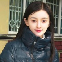 Chenyue sendiri mengaku bahwa postingannya asli dan tidak diedit. Dari foto-foto masa kecilnya, wanita tersebut memang terlihat sudah cantik sejak dulu.Foto: Weibo