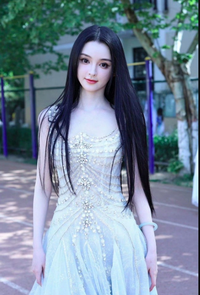 Wanita itu memang memiliki keterbatasan dalam pendengaran sejak usia 2 tahun yang juga mempengaruhi kemampuan berbicaranya. Namun Chenyue punya bakat luar biasa dalam seni, menggambar, dan teori warna. Foto: Weibo