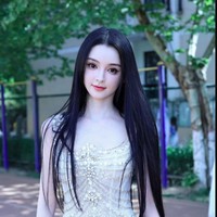 Wanita itu memang memiliki keterbatasan dalam pendengaran sejak usia 2 tahun yang juga mempengaruhi kemampuan berbicaranya. Namun Chenyue punya bakat luar biasa dalam seni, menggambar, dan teori warna. Foto: Weibo