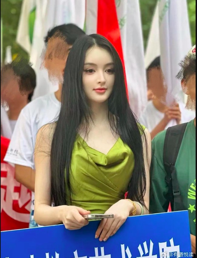 Di kolom komentar netizen menyebutnya mirip AI tapi ada juga yang mengkritik tampilannya tidak alami dan kurang semangat. Foto: Weibo