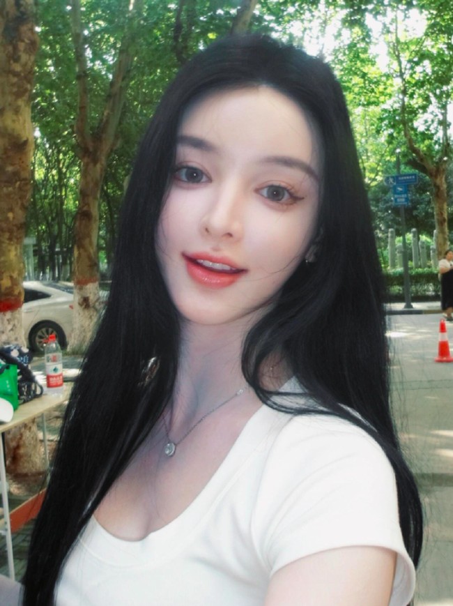 Maraknya influencer AI membuat netizen curiga dengan kecantikan seorang wanita bernama Chenyue. Dalam berbagai postingan, wanita asal Sichuan, China tersebut tampil bak dewi karena itu banyak yang tidak percaya dia asli. Foto: Weibo