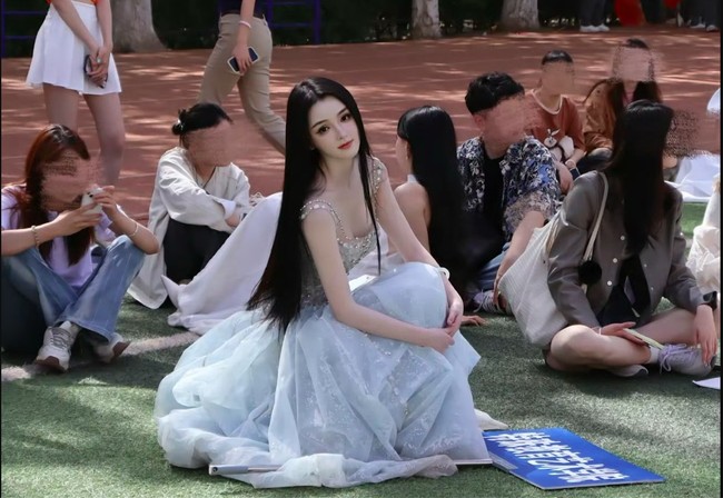 Netizen pun terkejut ketika mengetahui bahwa ia bisu dan tuli. Dilansir SCMP, Chenyue kini sedang berkuliah di Akademi Seni Xian untuk orang-orang berkebutuhan khusus.  Foto: Weibo