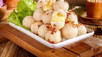 Mama Fuji tak hanya menawarkan keripik bawang, tetapi juga ada cimol keju yang kenyal dengan harga Rp 20.000 per porsi. Bisa pakai bumbu chili oil. Foto:Mama Fuji