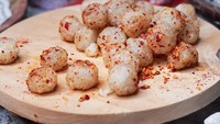 Cimol Mahmud tak kalah populer di Bandung. Seporsi cimol isi keju mozarella dibanderol Rp 10.000. Selain itu ada isian mercon ayam. Foto: Instagram @cimolmahmud.