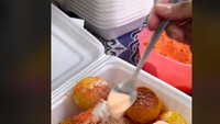 Cimol Kentang Bang Gois di Marrakah Bekasi selalu diantre banyak orang. Banyak yang tertarik dengan menu cimol keju yang ukurannya seperti bola pimpong.  Foto: Instagram/@kuliner_bks