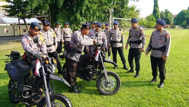 Dansat Brimob Polda Metro Jaya Kombes Henik Maryanto mengecek kesiapan personel dan material logistik menjelang Konferensi Parlemen OKI ke-19.