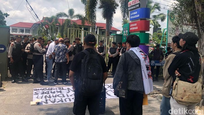 Aksi damai Koalisi Masyarakat Sipil Melawan Kriminalisasi Kepala Desa Tempayung digelar di depan Pengadilan Tinggi Palangka Raya pada Selasa (6/5/2025). Mereka menuntut hakim agar lebih bijak dan cermat menilai kasus Kades Tempayung yang dilaporkan PT Sungai Rangit.