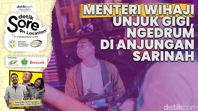 Menteri Wihaji Iringi Musisi Nyanyi Pakai Drum