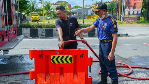 Dinas Perhubungan (Dishub) Kabupaten Badung memasang 30 water barrier di sepanjang Jalan Terminal Mengwi, Jalan Jaksa Agung R Soeprapto, Badung, Selasa (6/5/2025). (IST)