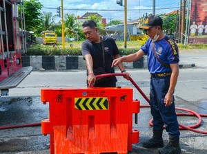 Cegah Truk Parkir Liar, 30 Water Barrier Dipasang di Jalanan Terminal Mengwi