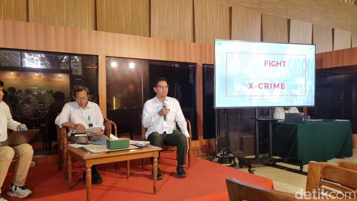 Direktur Penindakan Pidana Kehutanan Rudianto Saragih Napitu dalam pemaparan Penanganan dan Perkembangan Kasus Kejahatan Kehutanan di Kantor Kemenhut, Jakarta Pusat.