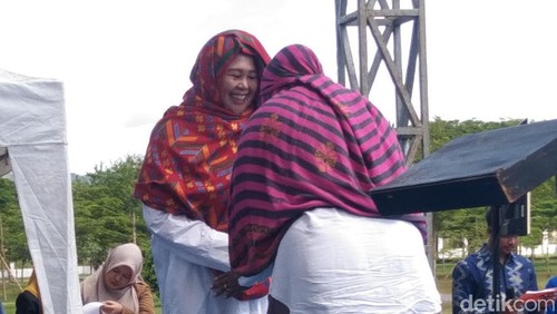 Direktur Wahid Foundation, Yenny Wahid saat dikenakan rimpu (jilbab tradisional Bima) pada Festival Kampo Mahawo di kantor Bupati Bima, Selasa, (6/5/2025).