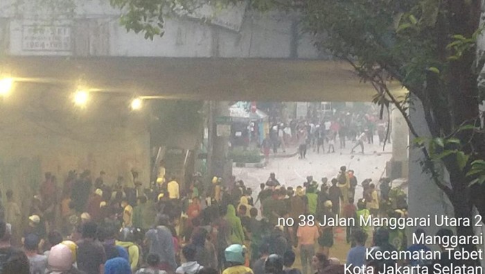 Dua kelompok warga tawuran saling lempar batu hingga petasan di Manggarai, Jaksel, pada Selasa (6/5/2025) sore.