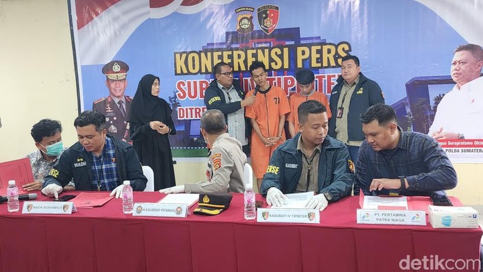 Dua sopir pengangkut BBM saat diamankan Polda Sumsel