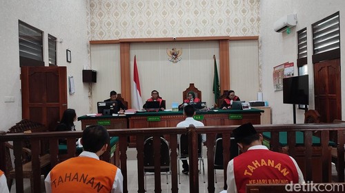 Dua terdakwa kasus narkotika saat menjalani sidang di Pengadilan Negeri Denpasar, Selasa (6/5/2025).