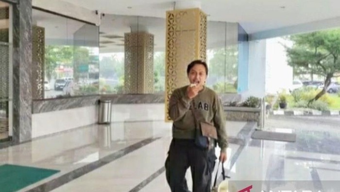 Edwin, warga Telukjambe Timur memprotes RSUD Karawang karena anaknya meninggal setelah dilahirkan. (Antara/Ali K)